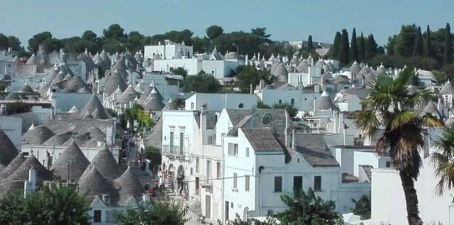 Le meraviglia delle Puglia. I trulli di alberobello in un viaggio organizzato