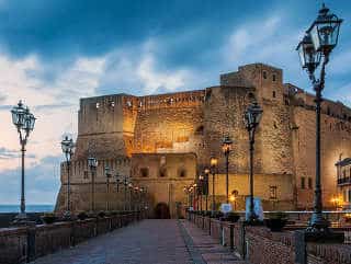 tour organizzato a castel dell'ovo dalle marche