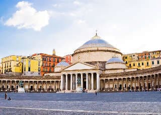 vacanza organizzata a piazza plebiscito a napoli