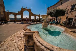 La fontana delle sette cannelle a Pitigliano, vacanza organizzata