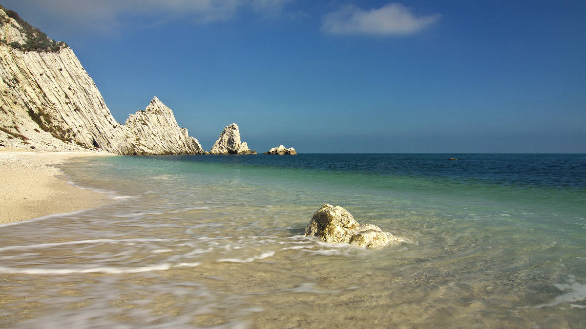 La spiaggia delle due sorelle nelle Marche Riviera del Conero