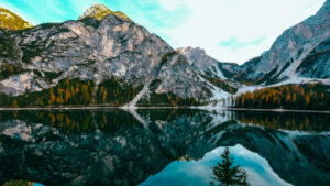 viaggi organizzati in autunno al foliage del lago di braies