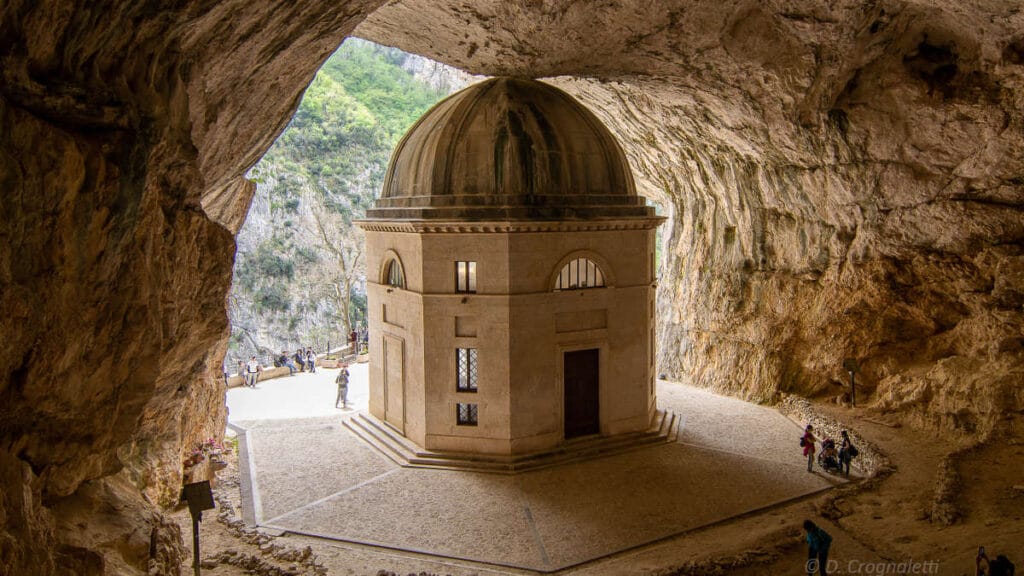 Vacanza organizzata nelle Marche grotte di frasassi