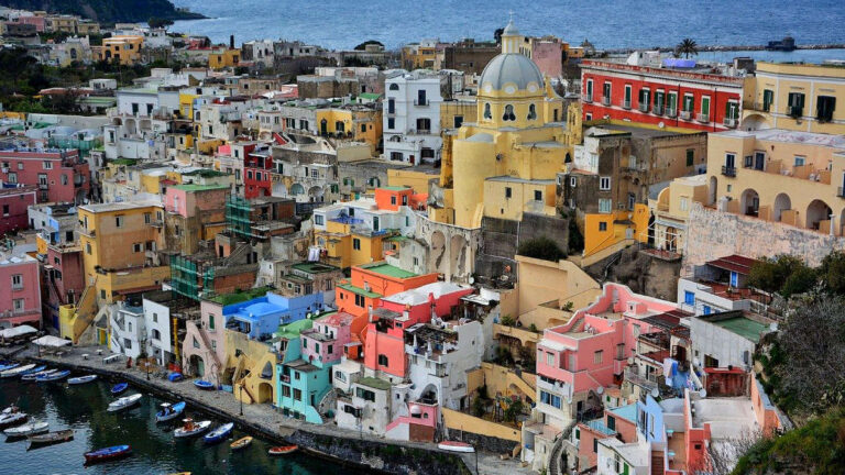 Procida Capitale della Cultura 2022 viaggi organizzati in pullman